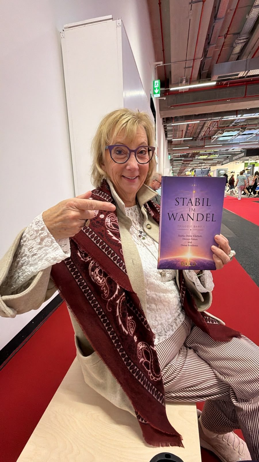 Naria mit ihrem Buch Stabil im Wandel